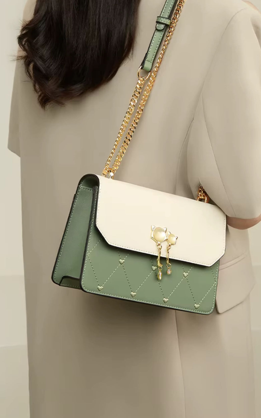 Bolsa Feminina Foxer Transversal Modelo Bella Duo Charm – Elegância Bicolor com Detalhe de Pérolas