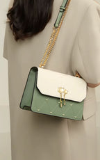 Bolsa Feminina Foxer Transversal Modelo Bella Duo Charm – Elegância Bicolor com Detalhe de Pérolas