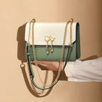 Bolsa Feminina Foxer Transversal Modelo Bella Duo Charm – Elegância Bicolor com Detalhe de Pérolas