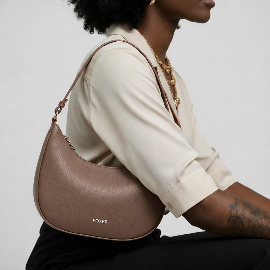 BOLSA FEMININA DE OMBRO FOXER FEITA EM COURO LEGÍTIMO MODELO LUNÉRA BROWN