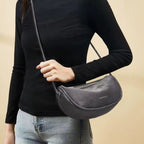 BOLSA FEMININA TRANSVERSAL FEITA EM COURO REFINADO MODELO VÉRENA